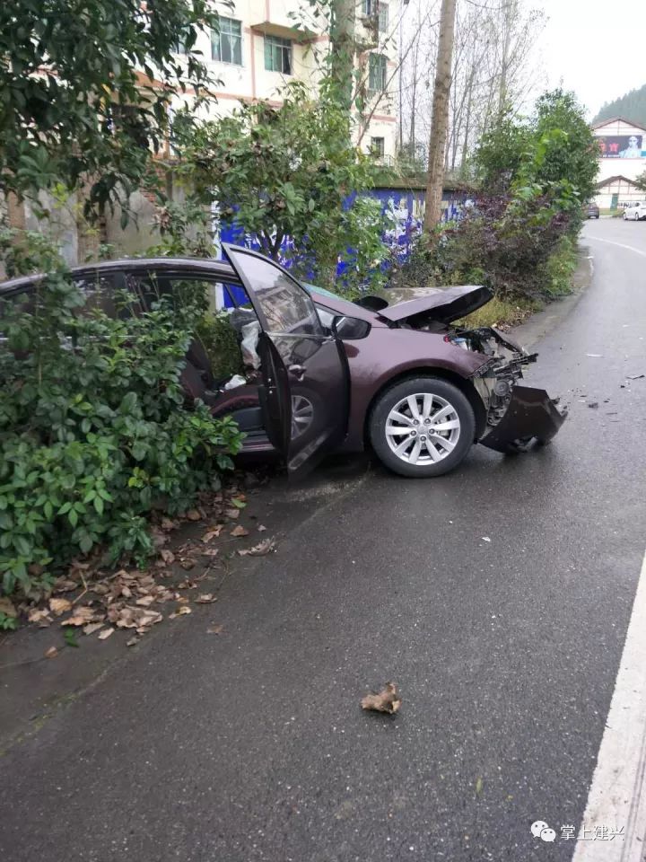 小地名)发生车祸,两车激烈相撞,现场车部件,散落一地,并向本平台发来