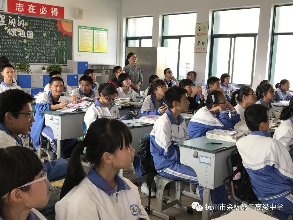 回访母校谢师恩余二高高一学子回访初中母校