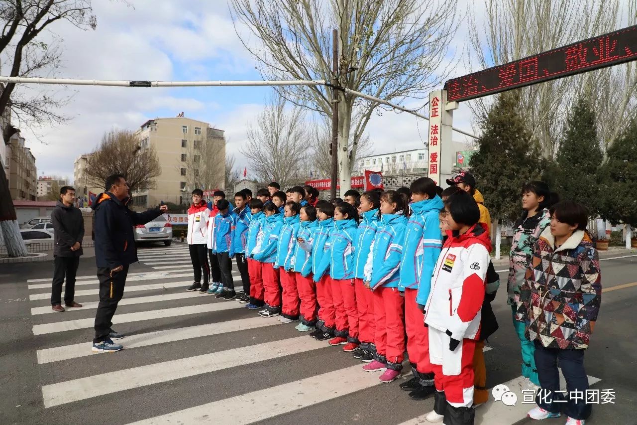 2017年11月10日清晨,宣化二中冬奥学校的冰雪少年们冒着瑟瑟寒风,在