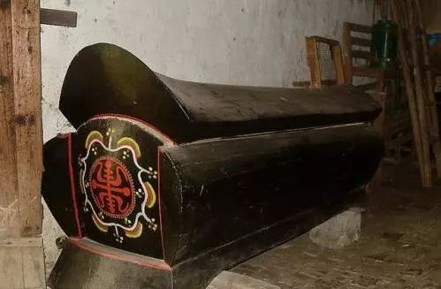 29岁农村小伙买棺材在家等死,自称"买小了",对此你怎么看?