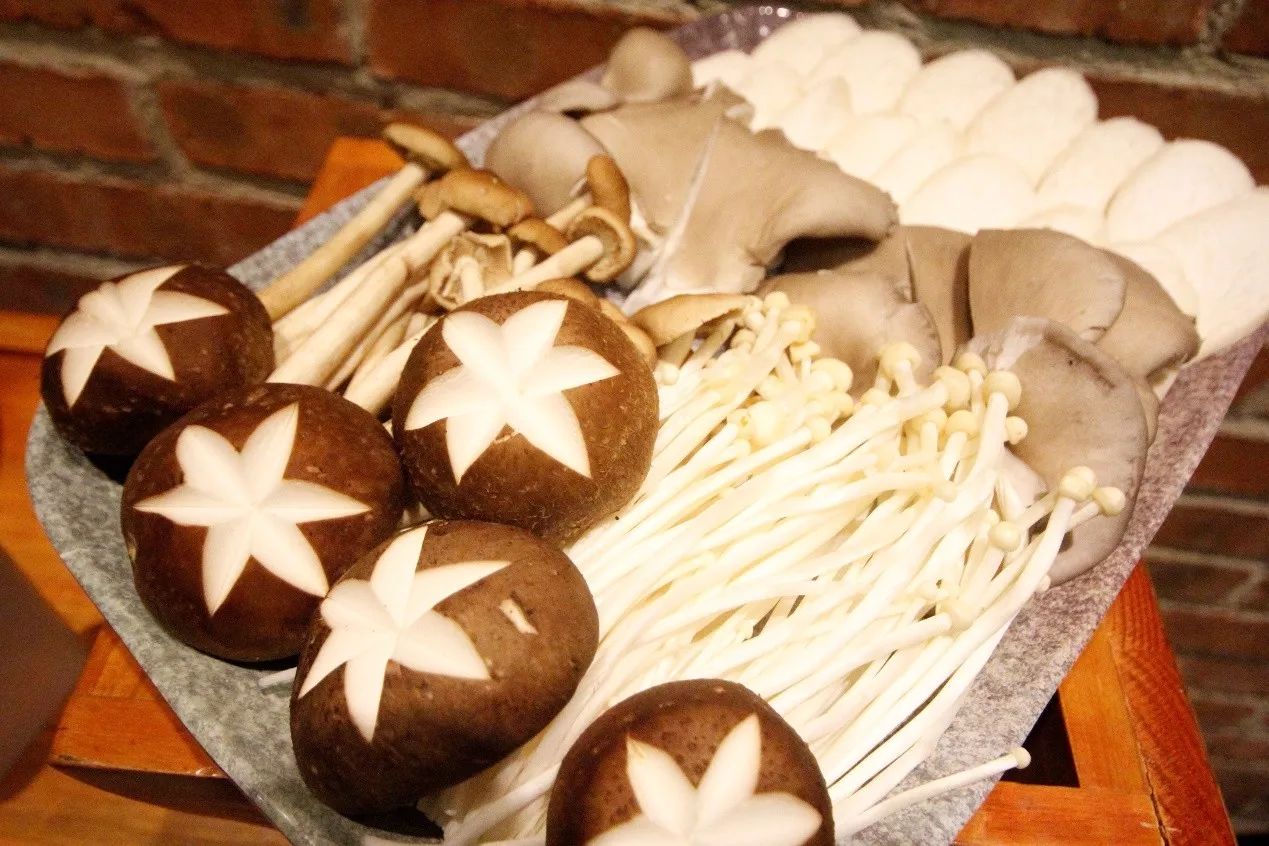 冬季火锅美食蘑菇食材高清摄影大图-千库网
