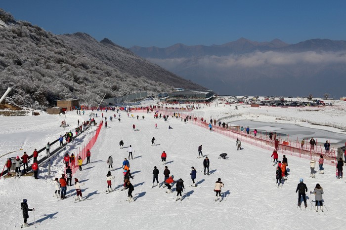 旅游 正文  冬季来到毕棚沟,去滑雪场体验滑雪是必去的,小编的技术