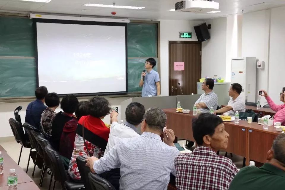 院党委阮映东书记介绍学校及学院发展近况阳光晴好,校友们重游故地