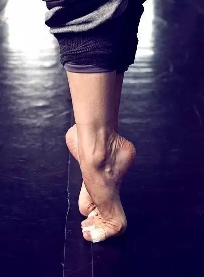 脚趾会外翘 所以职业芭蕾演员脚轻微变形,是很正常的 出镜舞者:李东波