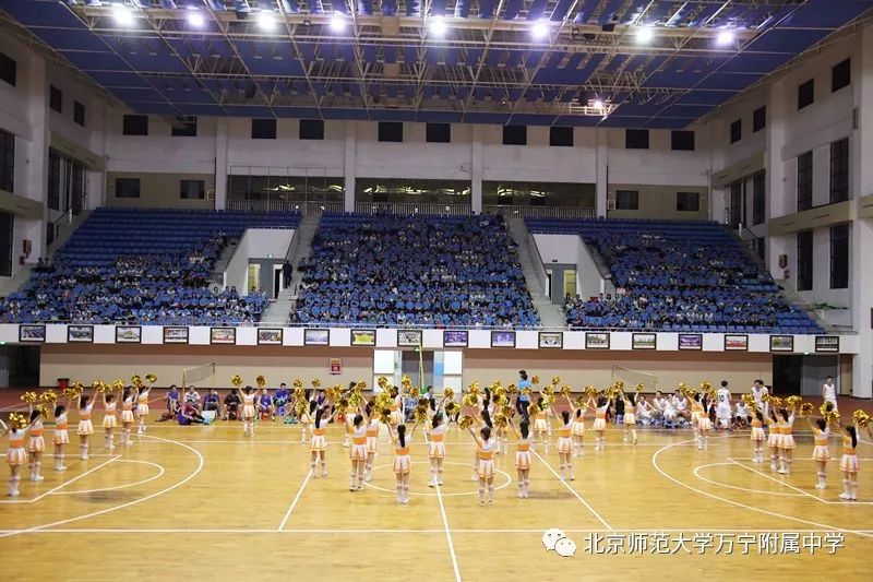 2017年11月12日晚八点,我校体育馆热闹非凡,北师大万宁附中队对阵