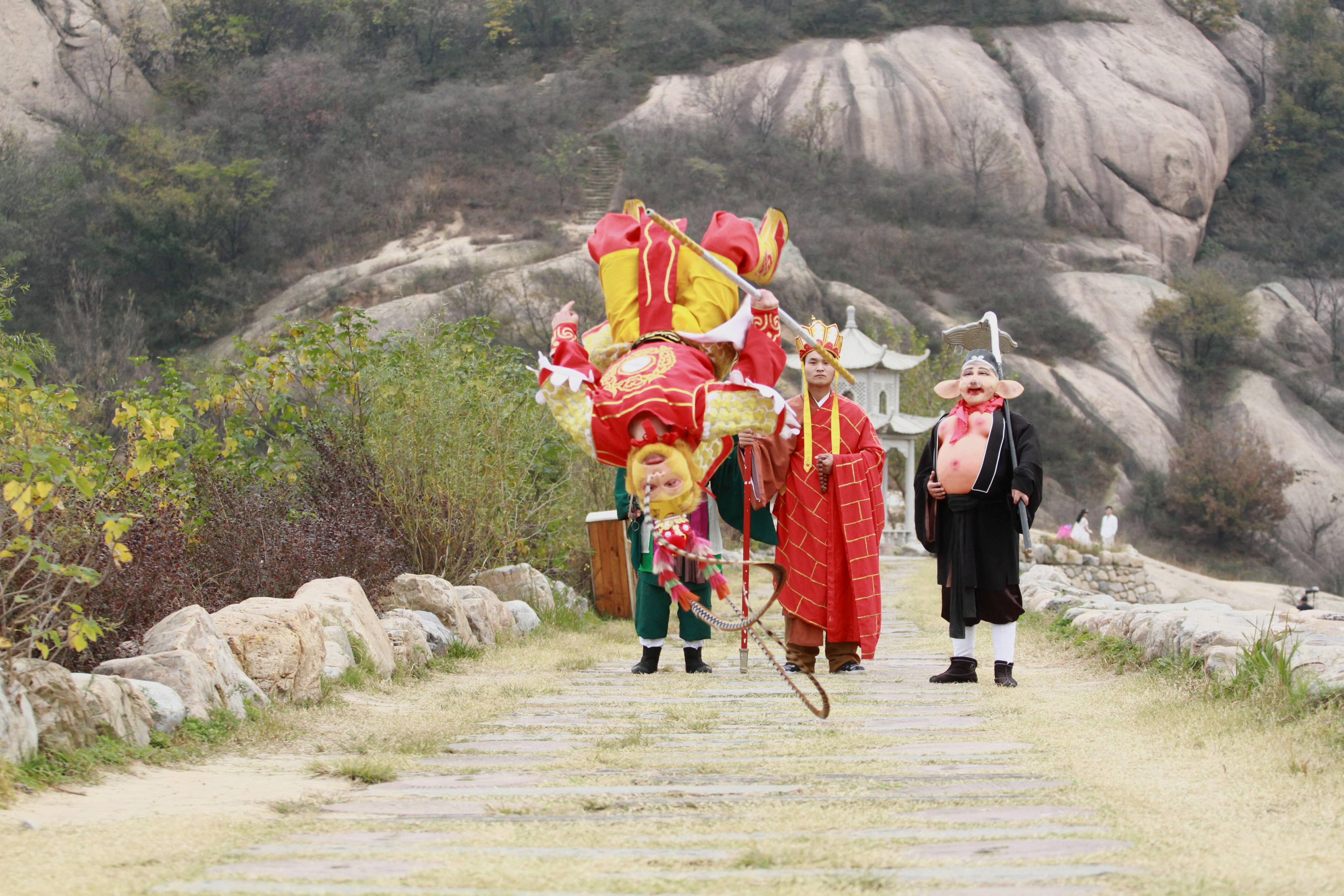 "美猴王"师徒四人现身嵖岈山 上演真功夫赢得游人拍照围观