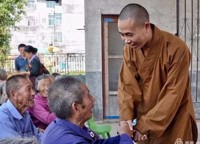 鼎盛时期曾有200多名澄幕  上图为妙善禅寺住持妙鑫法师率领僧众弟子