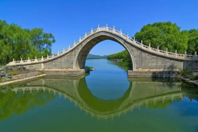 玉带桥于颐和园昆明湖长堤上,建于清乾隆年间,距今已有两百多年的历史