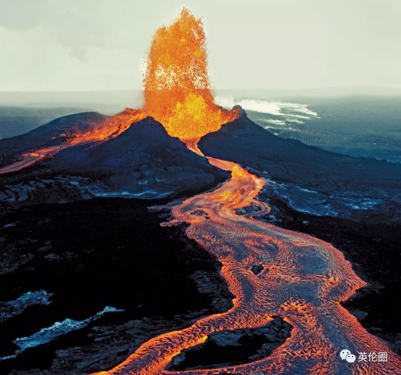 该火山口中的熔岩经常如潮汐般涨落.