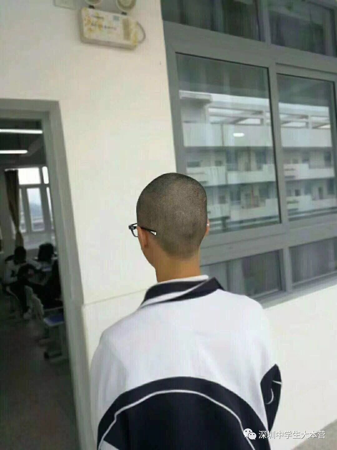 为了军训男生头发被剃光?学校:理发师没把握好 校领导