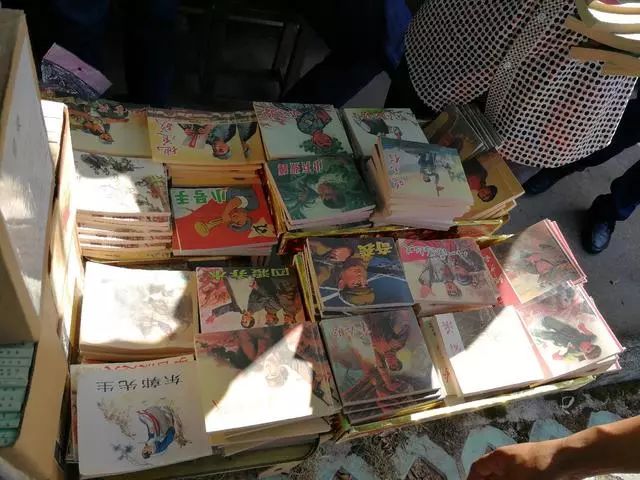 2017年9月,井冈山景区一处摆摊售卖小人书的摊位生意很火,卖的大都是