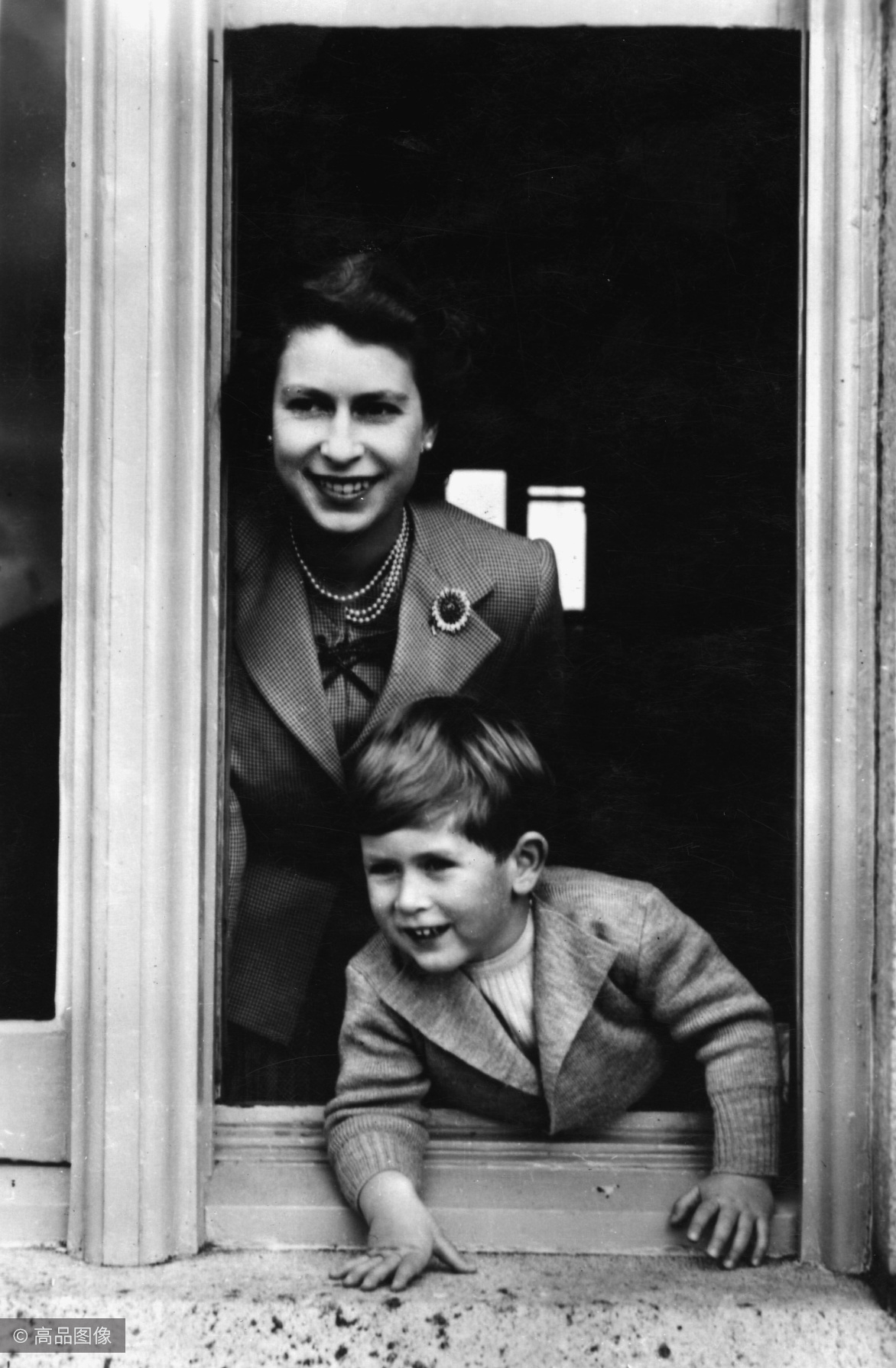 看看查尔斯王子小时候的照片,超长的王储岁月真是催人