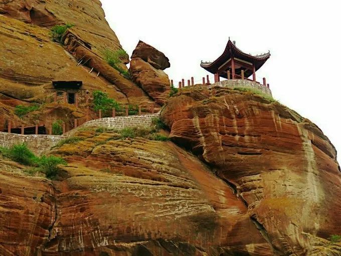 旅游 正文  永宁古寨位于永宁山上,这是一处险峰之上,在石壁上凿出的