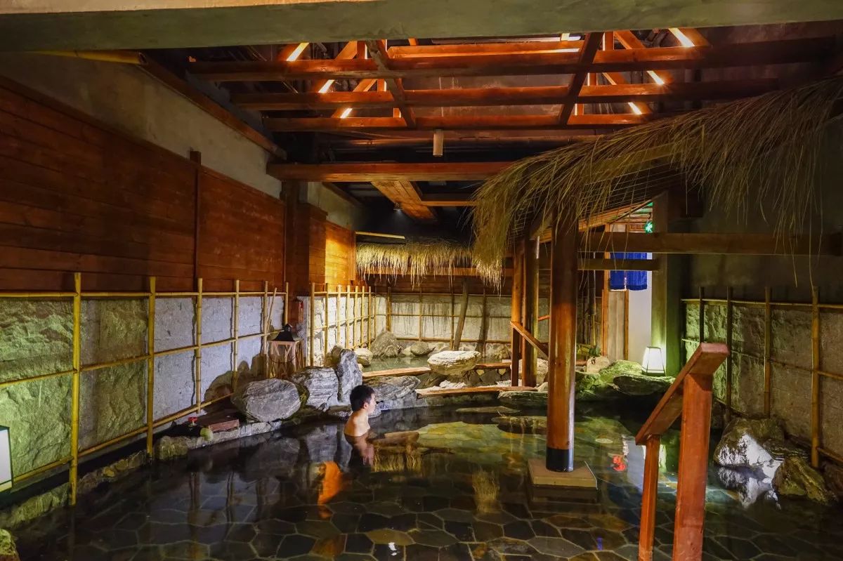 天然石头砌的中式汤池今年新开的温泉酒店1小时开拢