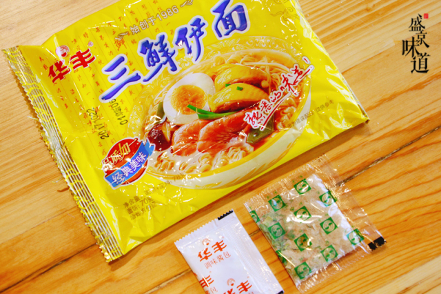 面饼 油状调味酱包,调味粉包还有蔬菜 味道 拐叔:三鲜伊面一定要在