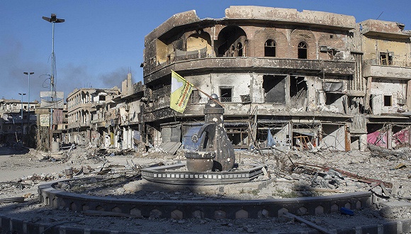 被解放的叙利亚城市拉卡已是满目疮痍.图片来源:东方ic