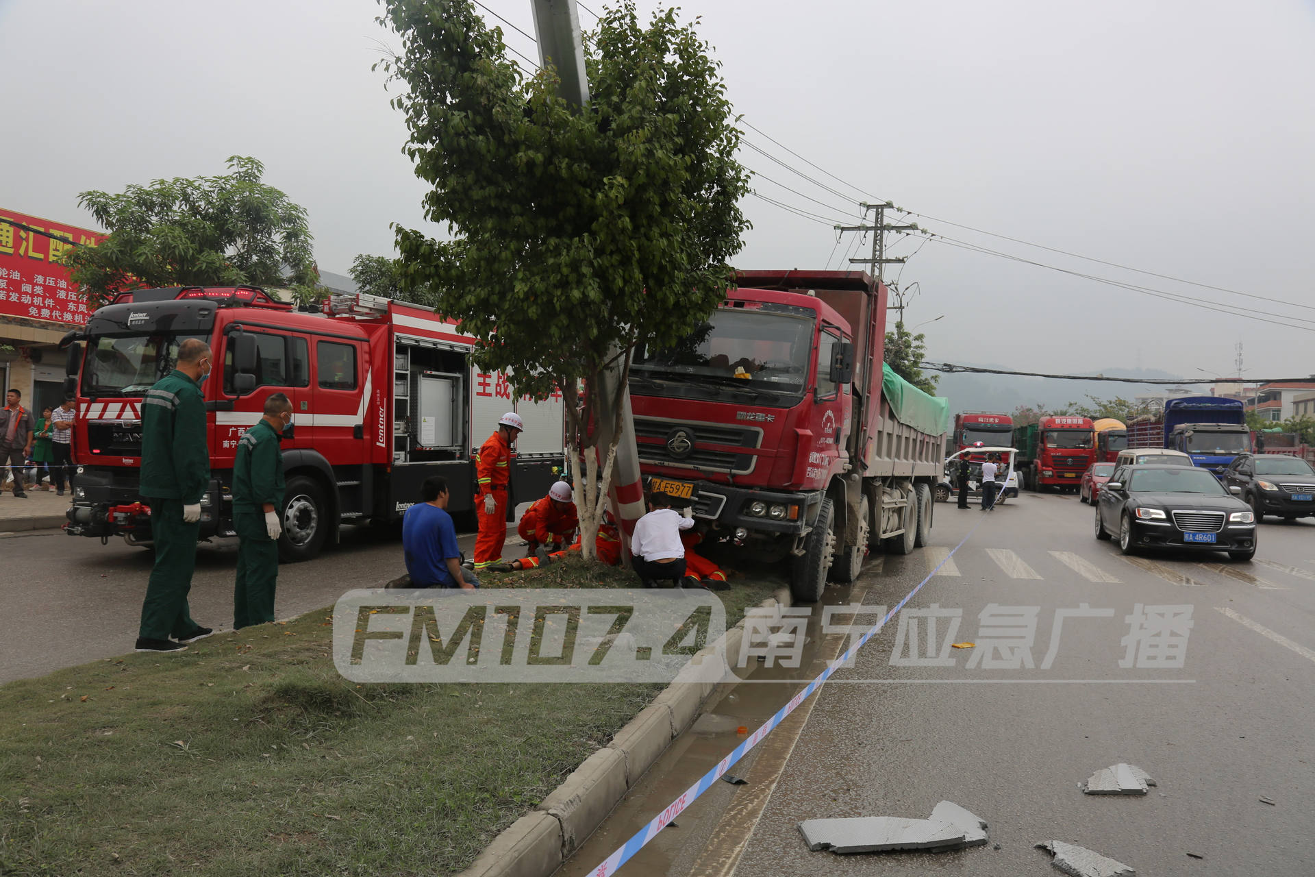 2死1伤!安吉大道距离收费站3公里处发生交通事故