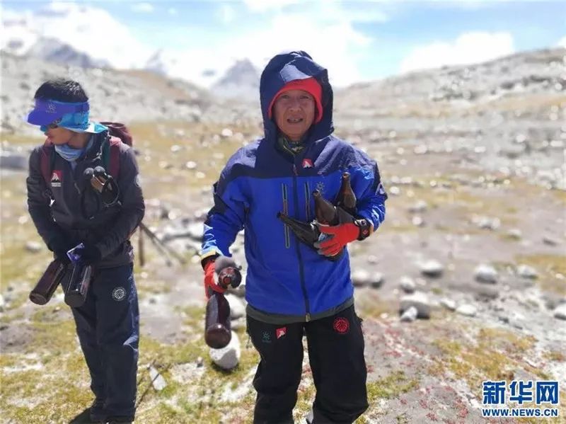 9月15日,北大登山队的校友和在校生队员在卓奥友峰清理垃圾.