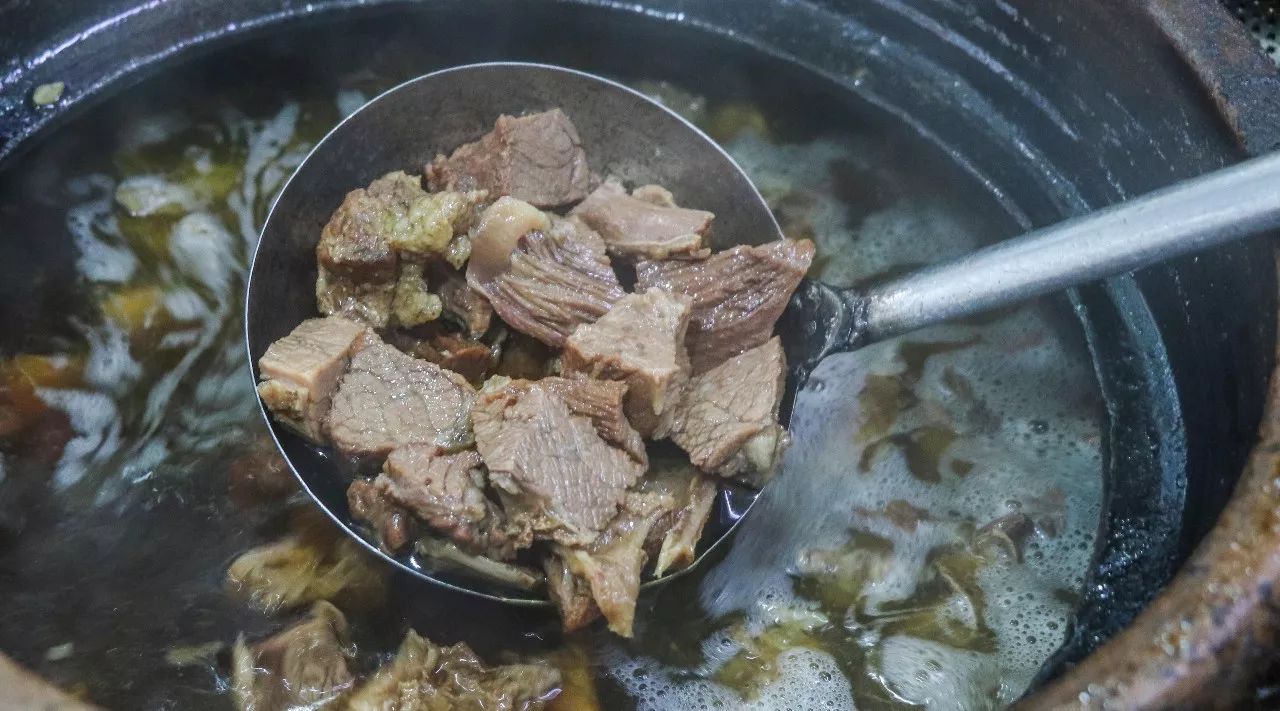 一碗卖了20年的牛肉汤,牛排不用咬,汤能无限续.