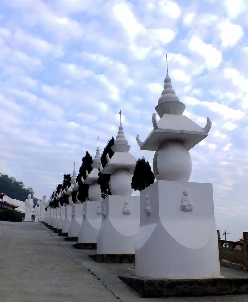 罗汉寺规模宏伟,地势开阔,布局协调,颇具大丛林气象.