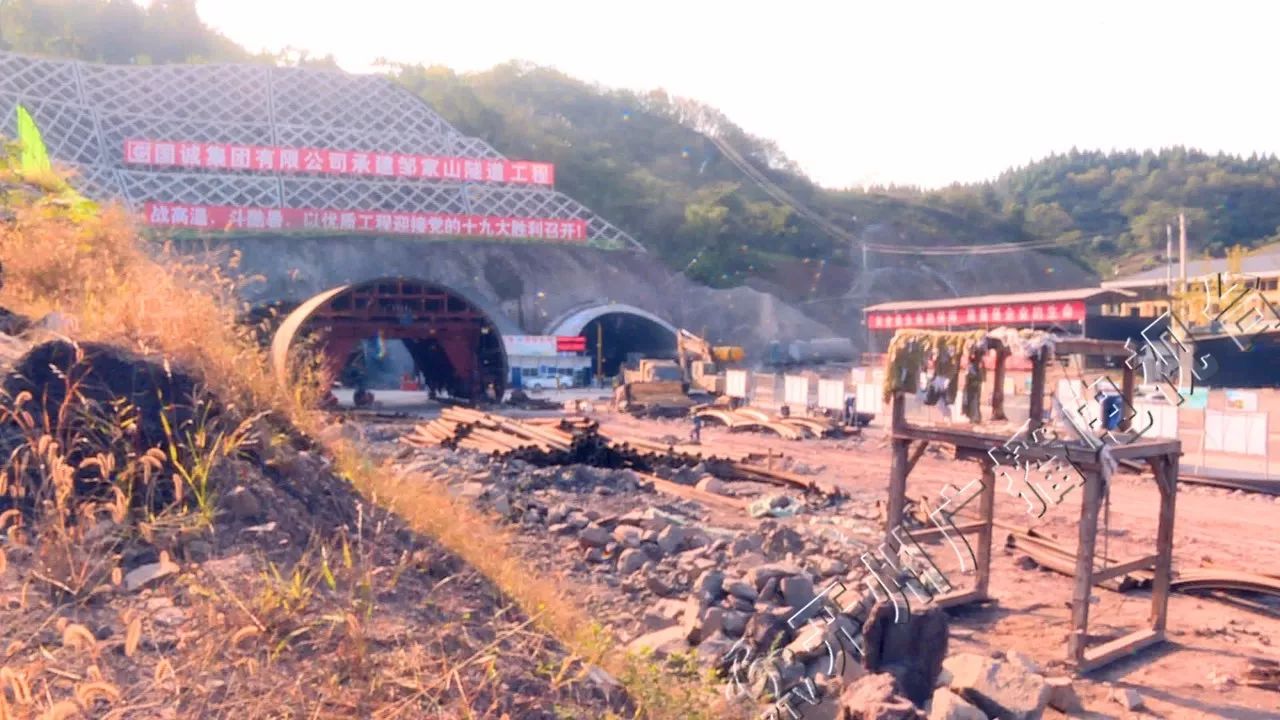 记者从开州城市建设有限公司获悉 总投资3亿元的邹家山隧道 在施工