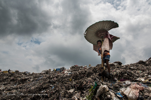 无奈的生活惨状 在垃圾堆的恶劣环境中生存