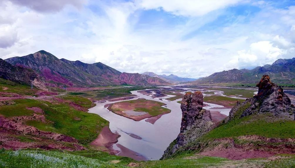 玉树风光随地美如画卷有人开玩笑说我是玉树的旅游形象代表,但我更想