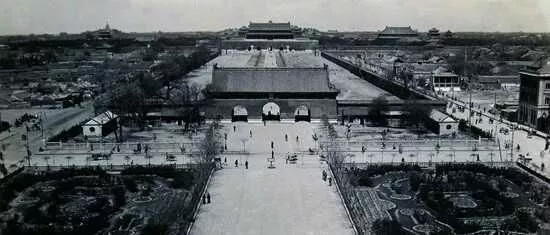 大清门称大明门,民国以后改称中华门,1959年被拆除.