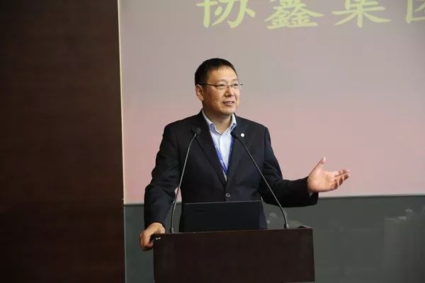 协鑫中央研究院副院长刘志波主持会议会上,牛曙斌展望了全球能源变革