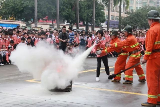 消防叔叔们手把手教同学们如何成功灭火