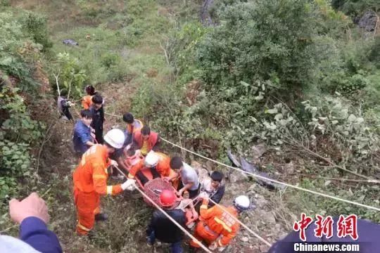 云南文山发生车祸致7人坠崖,消防及时救援全员生还