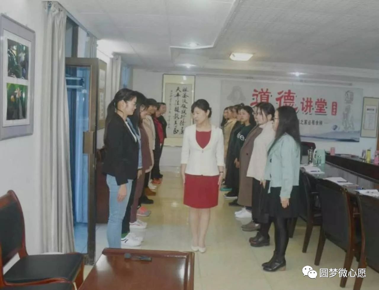 11月10日下午,蕲春法院妇委会邀请礼仪培训师邓琳老师对青年女干警