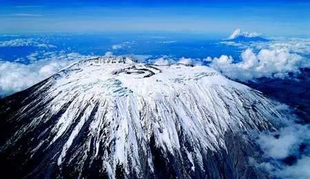 可以清晰地看到海拔5895米的非洲第一高峰乞力马扎罗山(kilimanjaro)