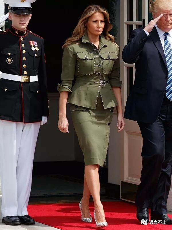 穿军装式套装会见了阿根廷总统和夫人.