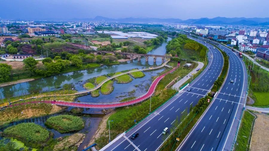 浦阳江源于浦江县西部花桥乡高塘村东之天灵岩南麓,流经三十六村至平