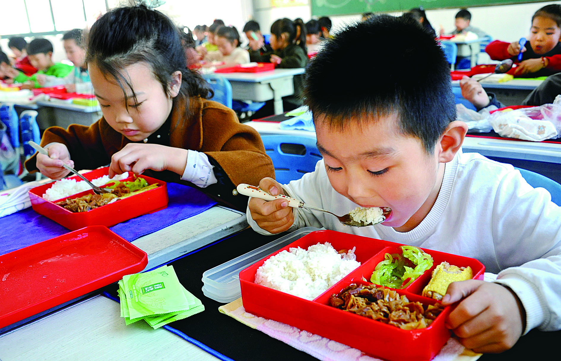 海陵区全面开通"校园配餐"服务,明起,学生在学校能吃上热腾腾的午餐了