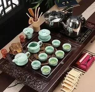 潮汕工夫茶,不同于一般大口大杯喝茶,称之为"吃茶".