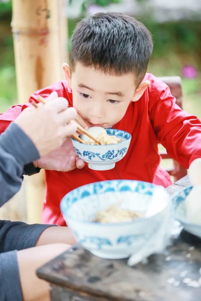 萌娃 小小春宝贝jasper迷死人不偿命的萌照送上!太喜欢他了