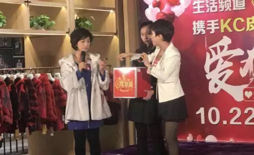 com "爱在kc,感恩有你" 现场还有孙霞,瑞来,小红娘 组成红娘帮帮团