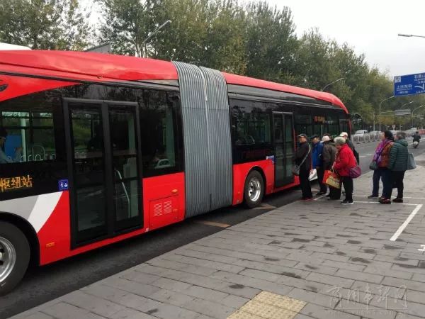 汽车 正文  在老山公交场站的墙上印有这么一句话:"在烈日下,在风雨里