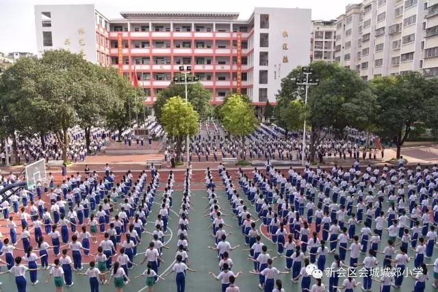 这天,御坤堂家具有限公司向新会区会城城郊小学一批品学兼优的困难学