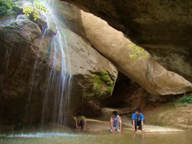 沂蒙云瀑洞天旅游区位于费县南张庄,景区由指动石,天蒙湖,醉石林