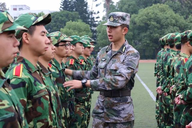 宋洋笑是刚刚从西部战区某侦察营退伍复学的学生教官.