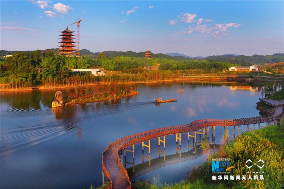 近期,位于重庆市万盛经济技术开发区的青山湖迎来一年之中秋意最浓