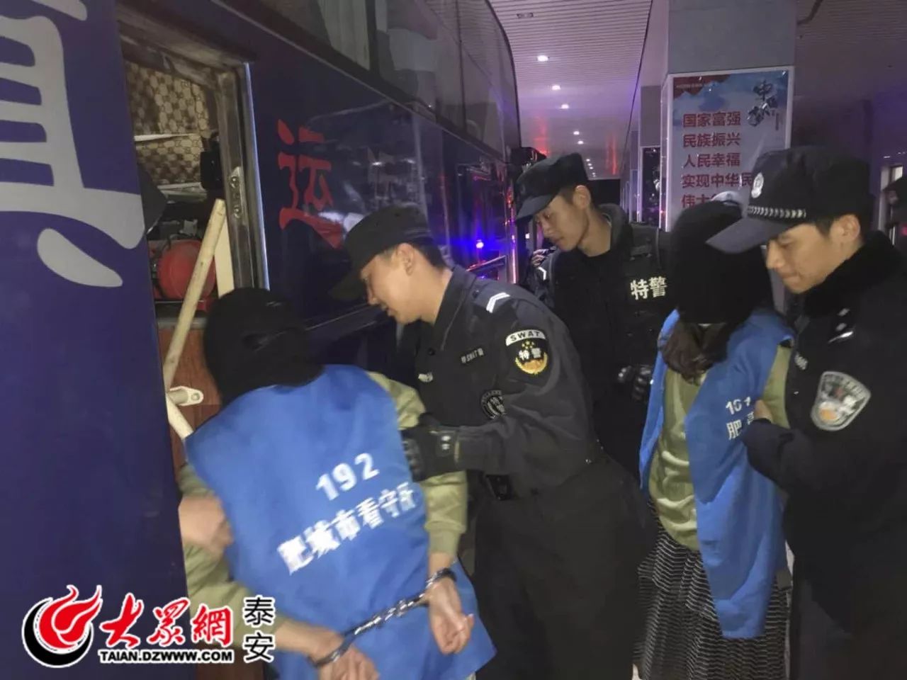 警方从福建押解21名电信网络诈骗犯罪嫌疑人