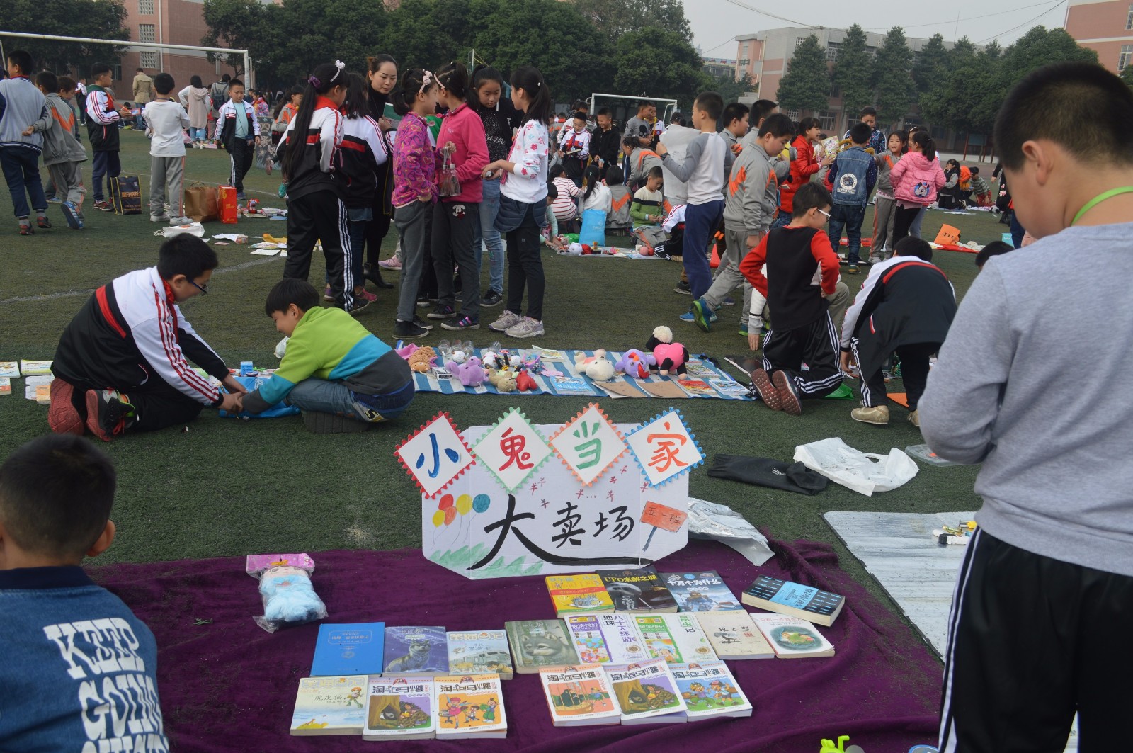 学校动态犀浦实验学校跳蚤市场继续火爆