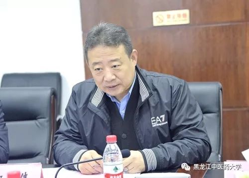 我校副校长郭宏伟介绍学校情况