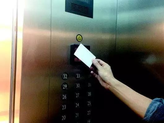 临河一小区坐电梯要刷卡,不交物业费就停电梯,合理吗?