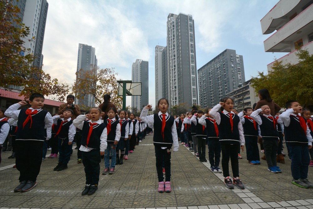 大队辅导员徐妍老师带领全体队员呼号 徐州市民主路小学少先队