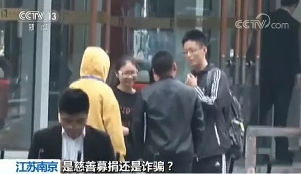 视频中记者在南京新街口商圈碰到了一群正在进行募捐的年轻人.